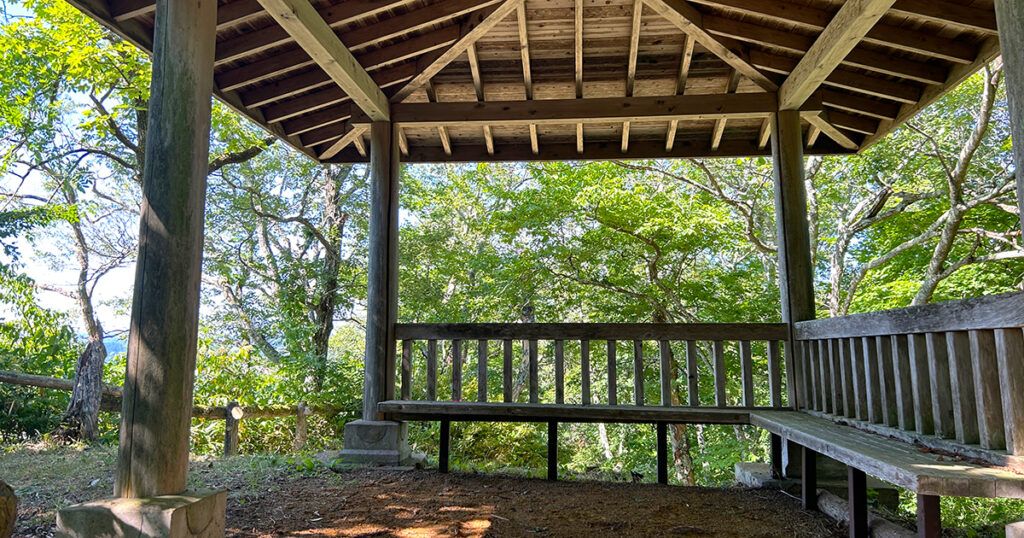 渕牛館山頂の東屋