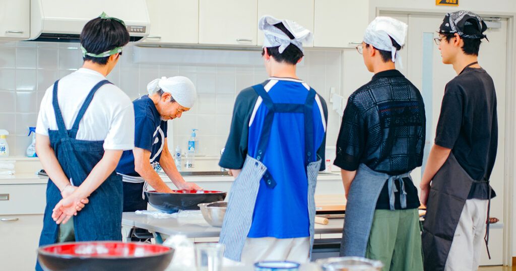 花山農山村交流センターの蕎麦打ち体験