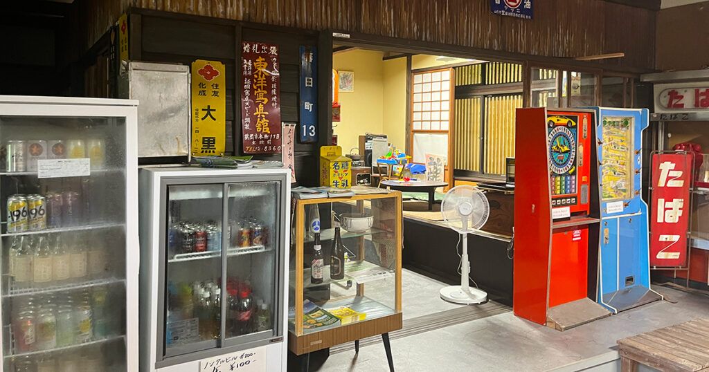 佐藤旅館の駄菓子屋コーナー