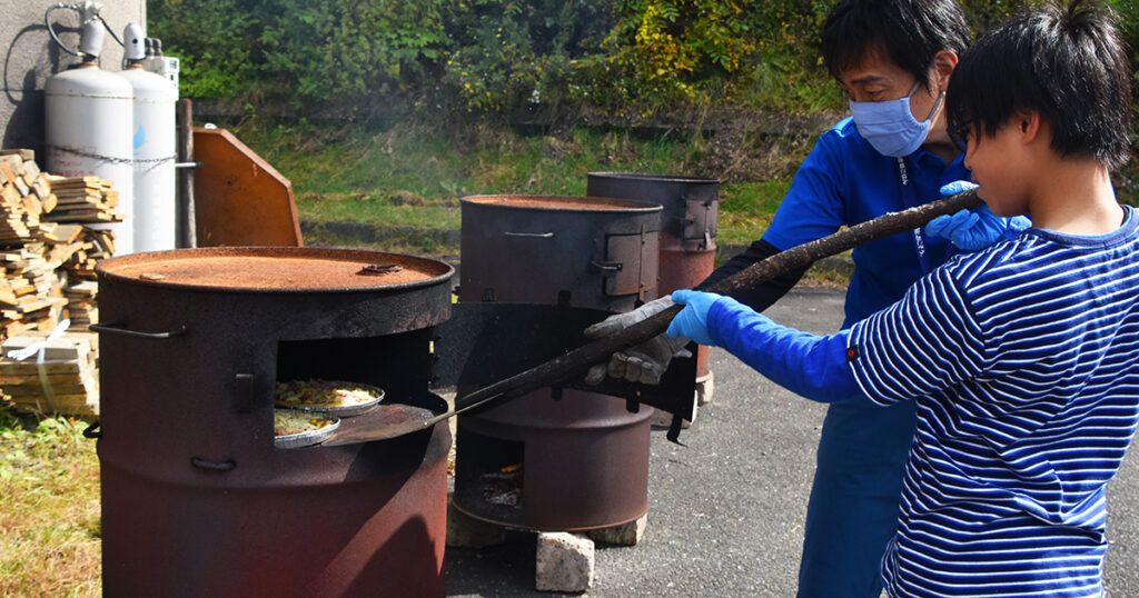花山青少年自然の家でのドラム缶ピザ作り