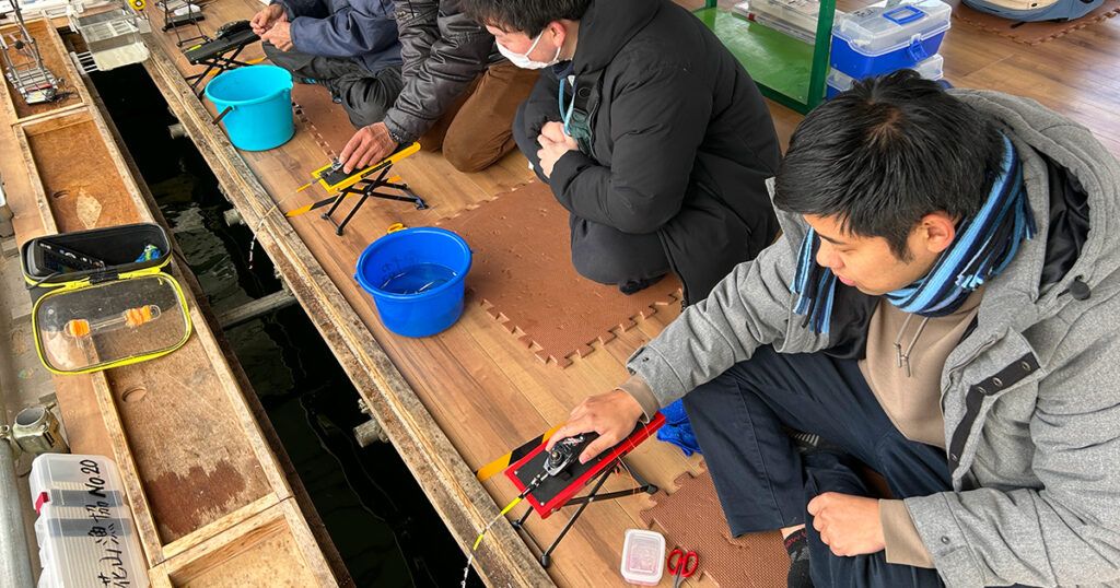 ワカサギ釣りのドーム船内